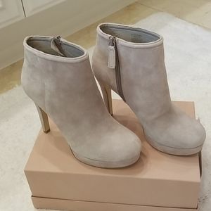 BCBG boots size 7 nude suede platform